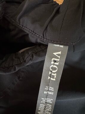 Vuori Black Ankle Cropped Pants